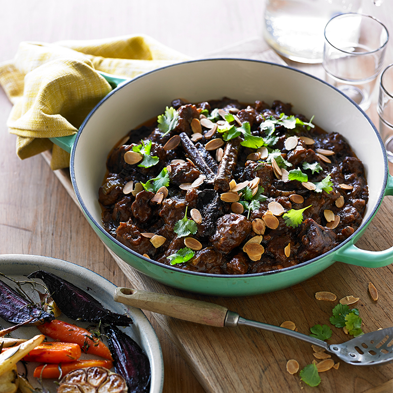 Beef casserole with cinnamon and dried plums
